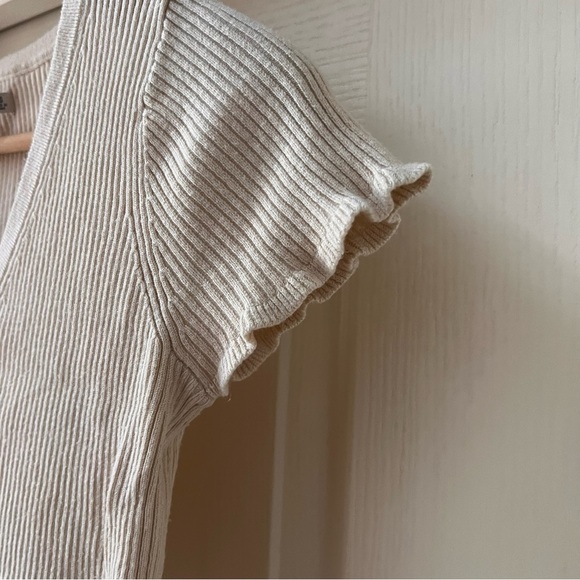 Abercrombie & Fitch cropped short sleeve button down ruffle hem sweater- xs - Picture 4 of 12